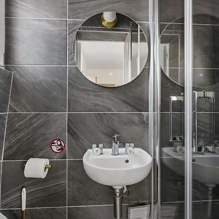 Lejlighed Renovated Apartment, 2 Steps From The Metro